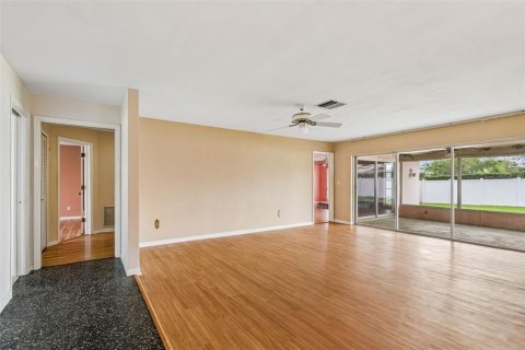 House in Seminole, Florida 3 bedrooms, 201.69 sq.m. № 2221569 - photo 11