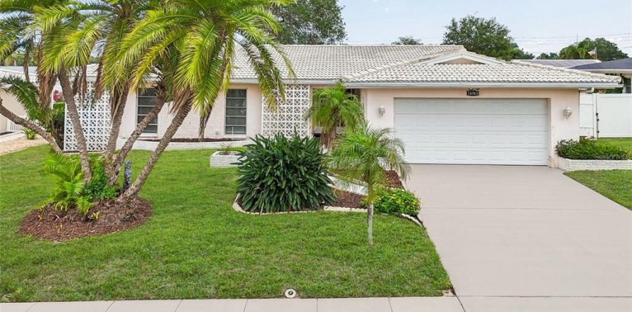 House in Seminole, Florida 3 bedrooms, 201.69 sq.m. № 2221569
