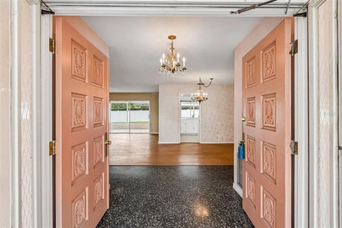 House in Seminole, Florida 3 bedrooms, 201.69 sq.m. № 2221569 - photo 3