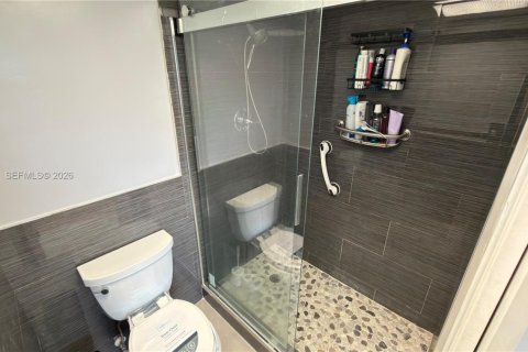 Condo in Pembroke Pines, Florida, 2 bedrooms  № 2040693 - photo 13