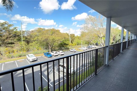 Condo in Pembroke Pines, Florida, 2 bedrooms  № 2040693 - photo 4