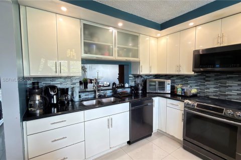Condo in Pembroke Pines, Florida, 2 bedrooms  № 2040693 - photo 10
