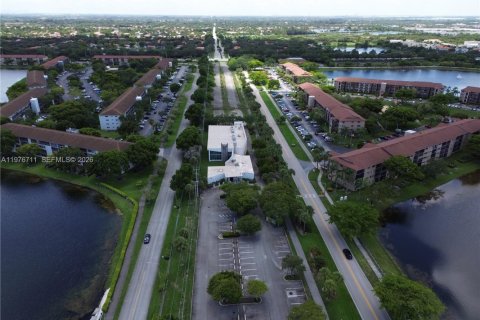 Condo in Pembroke Pines, Florida, 2 bedrooms  № 2040693 - photo 3