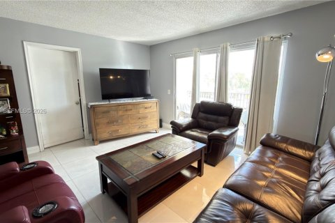 Condo in Pembroke Pines, Florida, 2 bedrooms  № 2040693 - photo 8