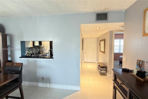 Condo in Pembroke Pines, Florida, 2 bedrooms  № 2040693 - photo 6