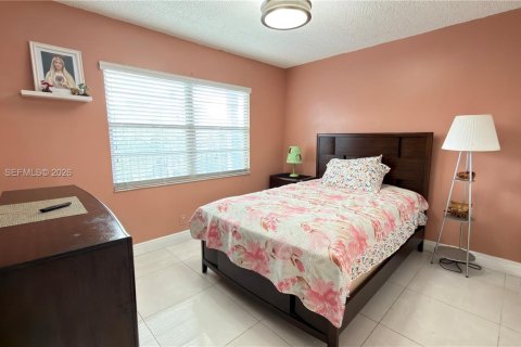 Condo in Pembroke Pines, Florida, 2 bedrooms  № 2040693 - photo 18