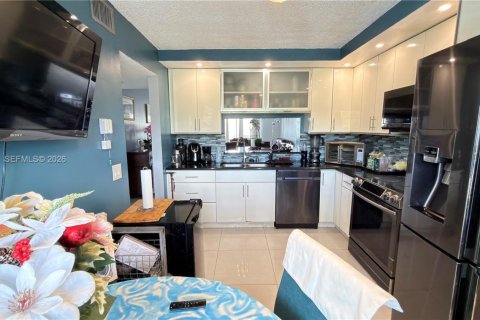 Condo in Pembroke Pines, Florida, 2 bedrooms  № 2040693 - photo 11