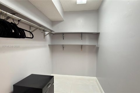 Condo in Pembroke Pines, Florida, 2 bedrooms  № 2040693 - photo 15