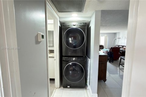 Condo in Pembroke Pines, Florida, 2 bedrooms  № 2040693 - photo 20