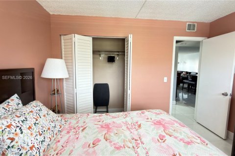 Condo in Pembroke Pines, Florida, 2 bedrooms  № 2040693 - photo 19
