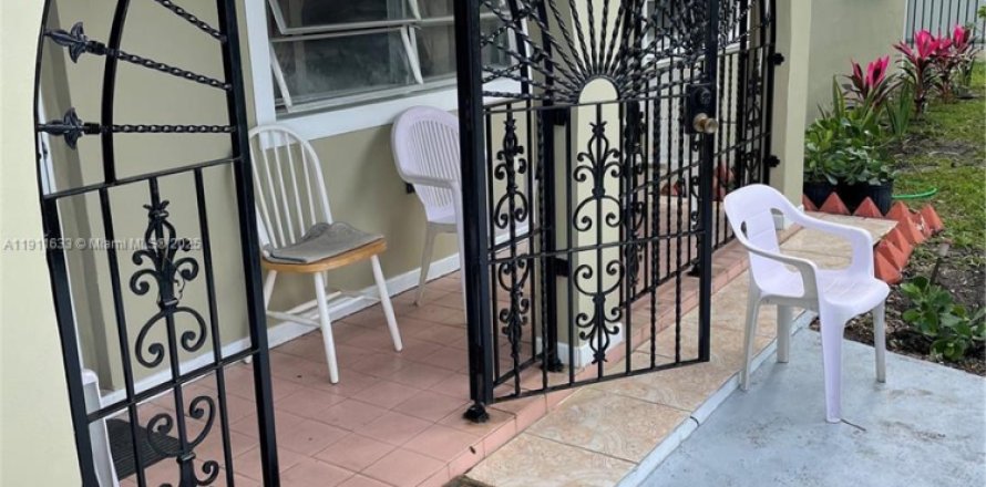 Villa ou maison à Miami, Floride 3 chambres, 129.13 m2 № 2082282