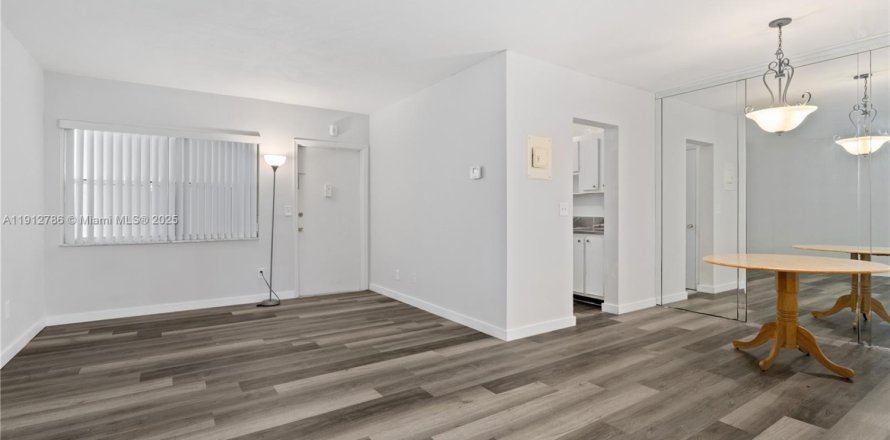 Condo in Hallandale Beach, Florida, 1 bedroom  № 2013912