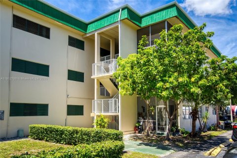 Condo in Hallandale Beach, Florida, 1 bedroom  № 2013912 - photo 24