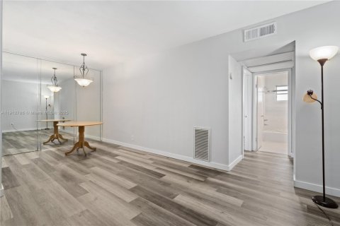 Condo in Hallandale Beach, Florida, 1 bedroom  № 2013912 - photo 4