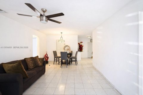 Casa en alquiler en Miami, Florida, 3 dormitorios, 94.3 m2 № 2032279 - foto 3