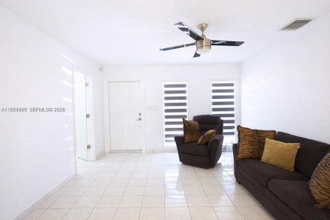 Casa en alquiler en Miami, Florida, 3 dormitorios, 94.3 m2 № 2032279 - foto 2