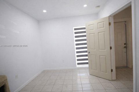 Casa en alquiler en Miami, Florida, 3 dormitorios, 94.3 m2 № 2032279 - foto 10