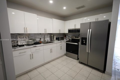 Casa en alquiler en Miami, Florida, 3 dormitorios, 94.3 m2 № 2032279 - foto 4