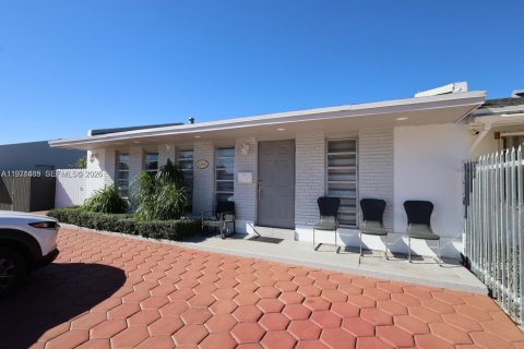 Casa en Miami, Florida 3 dormitorios, 94.3 m2 № 2032279