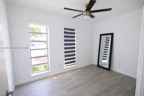 Casa en alquiler en Miami, Florida, 3 dormitorios, 94.3 m2 № 2032279 - foto 5
