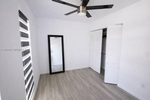 Casa en alquiler en Miami, Florida, 3 dormitorios, 94.3 m2 № 2032279 - foto 8