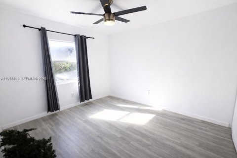 Casa en alquiler en Miami, Florida, 3 dormitorios, 94.3 m2 № 2032279 - foto 6