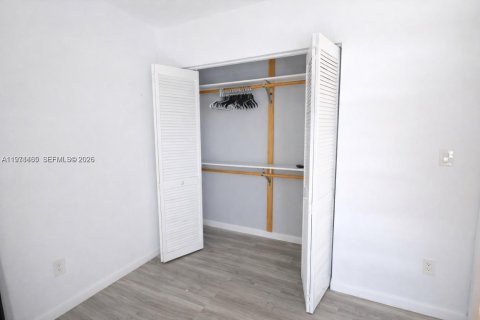 Casa en alquiler en Miami, Florida, 3 dormitorios, 94.3 m2 № 2032279 - foto 9