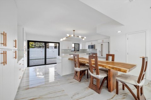 Touwnhouse à vendre à North Miami Beach, Floride: 3 chambres, 147.71 m2 № 2256637 - photo 3