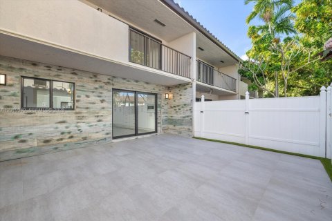 Touwnhouse à vendre à North Miami Beach, Floride: 3 chambres, 147.71 m2 № 2256637 - photo 9