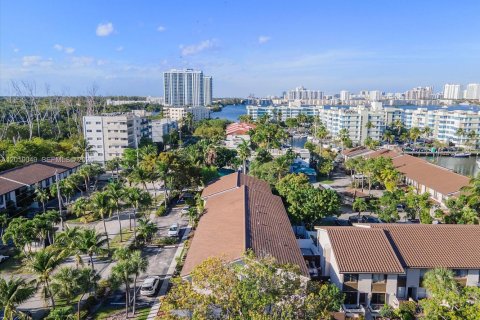 Touwnhouse à vendre à North Miami Beach, Floride: 3 chambres, 147.71 m2 № 2256637 - photo 29