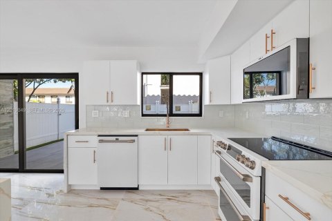 Touwnhouse à vendre à North Miami Beach, Floride: 3 chambres, 147.71 m2 № 2256637 - photo 7