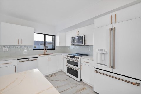 Touwnhouse à vendre à North Miami Beach, Floride: 3 chambres, 147.71 m2 № 2256637 - photo 12