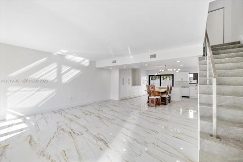 Touwnhouse à vendre à North Miami Beach, Floride: 3 chambres, 147.71 m2 № 2256637 - photo 17