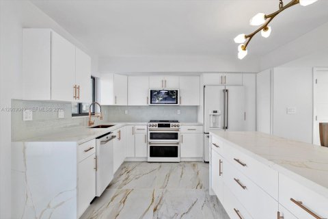 Touwnhouse à vendre à North Miami Beach, Floride: 3 chambres, 147.71 m2 № 2256637 - photo 5