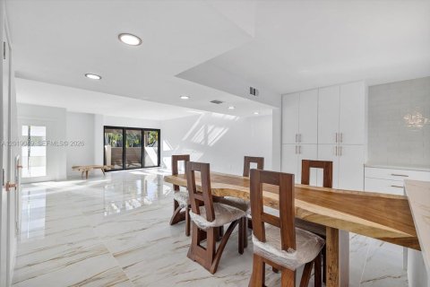 Touwnhouse à vendre à North Miami Beach, Floride: 3 chambres, 147.71 m2 № 2256637 - photo 2