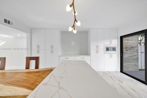 Touwnhouse à vendre à North Miami Beach, Floride: 3 chambres, 147.71 m2 № 2256637 - photo 14