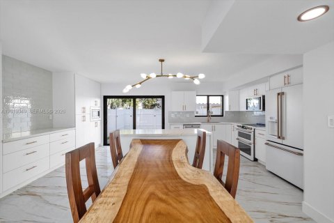 Touwnhouse à vendre à North Miami Beach, Floride: 3 chambres, 147.71 m2 № 2256637 - photo 4