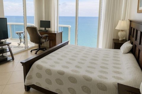 Condo in Hallandale Beach, Florida, 3 bedrooms  № 2002023 - photo 10