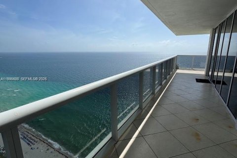 Condo in Hallandale Beach, Florida, 3 bedrooms  № 2002023 - photo 5