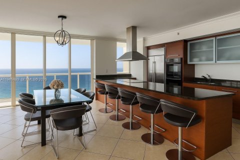 Condo in Hallandale Beach, Florida, 3 bedrooms  № 2002023 - photo 2