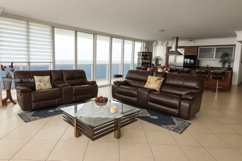 Condo in Hallandale Beach, Florida, 3 bedrooms  № 2002023 - photo 3
