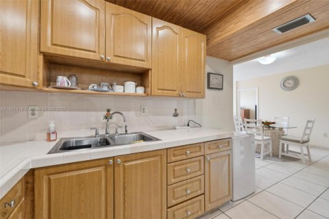 Condominio en venta en Hialeah, Florida, 2 dormitorios, 83.8 m2 № 1937650 - foto 12