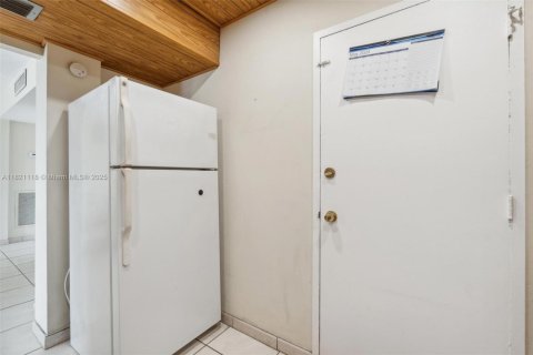 Condominio en venta en Hialeah, Florida, 2 dormitorios, 83.8 m2 № 1937650 - foto 13