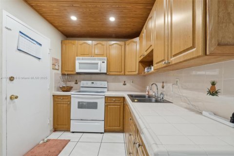 Condo in Hialeah, Florida, 2 bedrooms  № 1937650 - photo 11