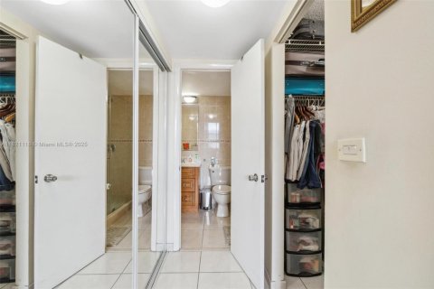 Condo in Hialeah, Florida, 2 bedrooms  № 1937650 - photo 14