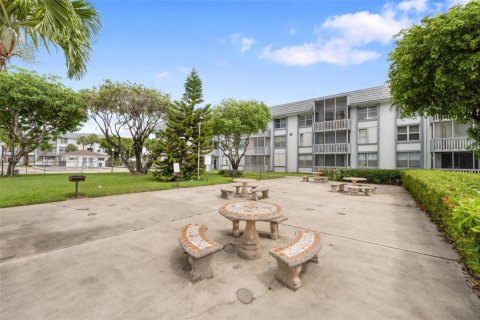 Condominio en venta en Hialeah, Florida, 2 dormitorios, 83.8 m2 № 1937650 - foto 5