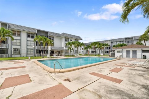 Condominio en venta en Hialeah, Florida, 2 dormitorios, 83.8 m2 № 1937650 - foto 6
