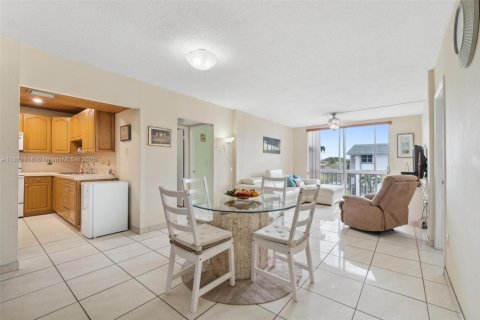 Condominio en venta en Hialeah, Florida, 2 dormitorios, 83.8 m2 № 1937650 - foto 10