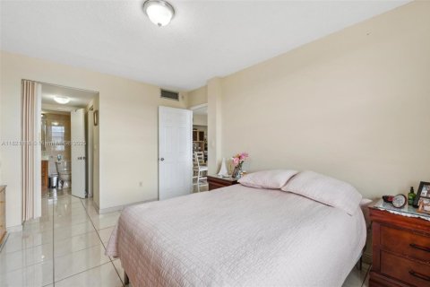 Condo in Hialeah, Florida, 2 bedrooms  № 1937650 - photo 16