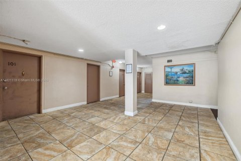 Condominio en venta en Hialeah, Florida, 2 dormitorios, 83.8 m2 № 1937650 - foto 26